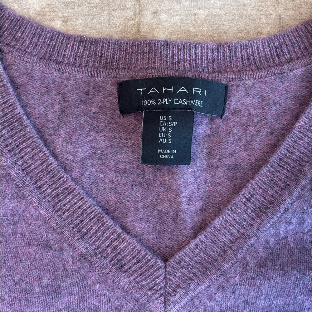 Tahari 100% cashmere V-neck sweater in a light purple/mauve color. Size S - Picture 3 of 4